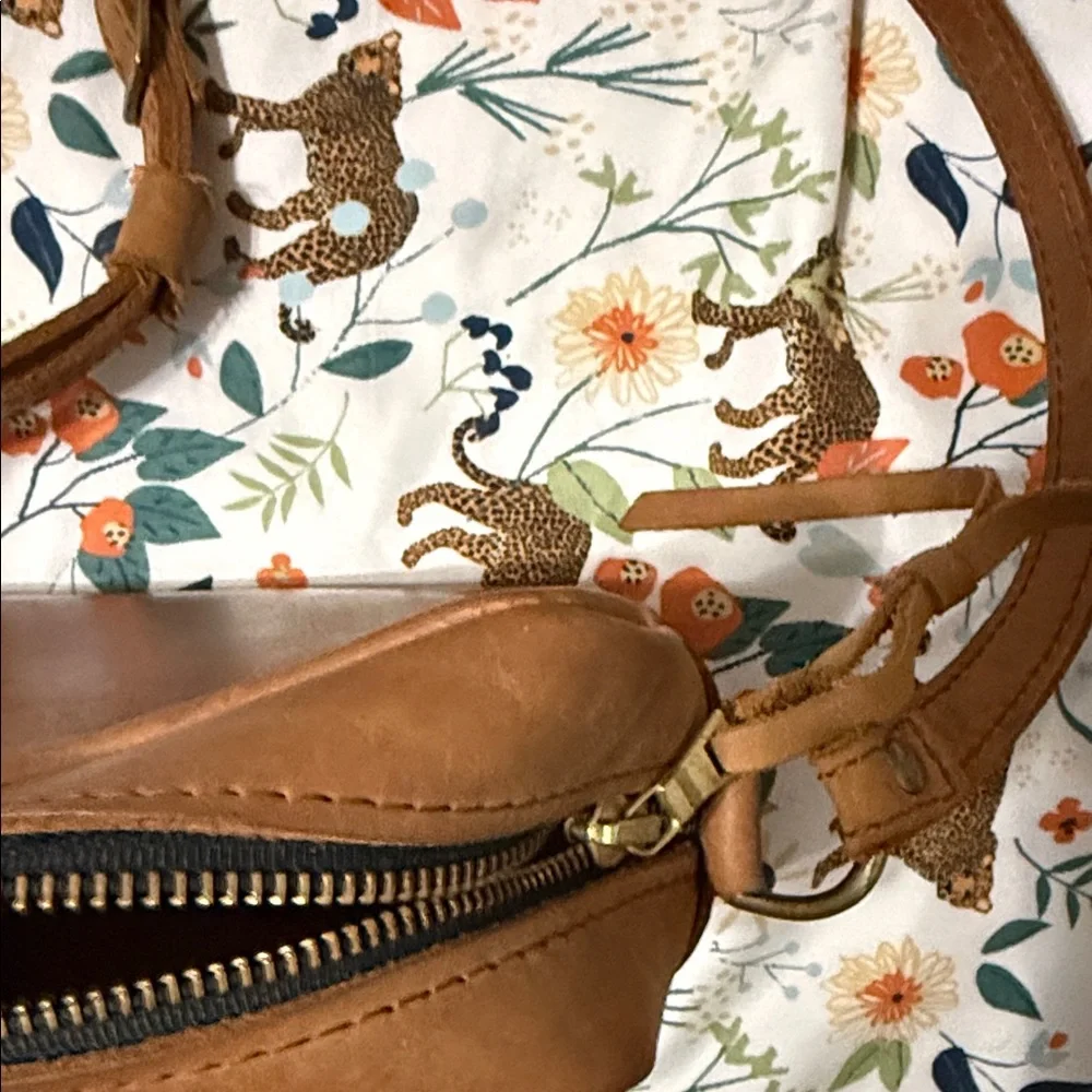 Portland Leather ladies camera Crossbody Bag - Picture 4 of 4